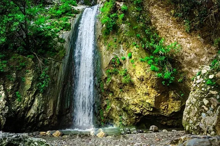 An overview of the stunning Jharipani Falls.